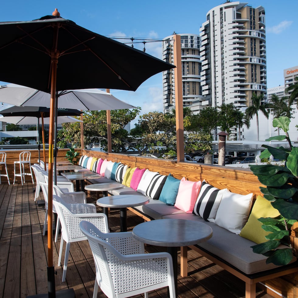 Vista parcial de la terraza del restaurante La Patria Restobar, en la calle O'Neill, en Hato Rey.