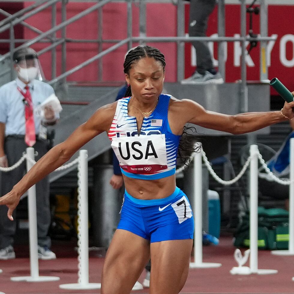 La estadounidense Allyson Felix durante la carrera del relevo femenino 4 x 400 en los Juegos de Tokio.