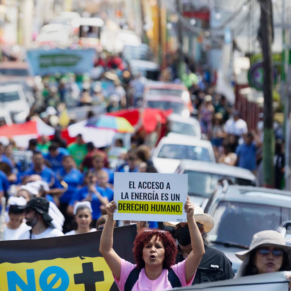 La marcha, que salió de Casa Pueblo en Adjuntas, contó con la participación de organizaciones ambientalistas, de base comunitaria, feministas y de derechos humanos de diferentes partes del archipiélago.