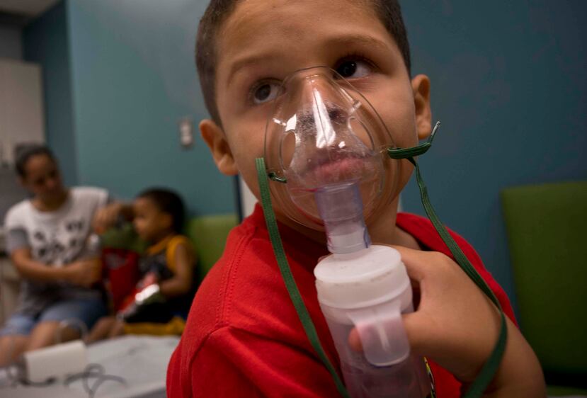 Yahir García es una de las varias personas que recibe tratamientos diarios para el asma tras la tormenta categoría 4 en Puerto Rico. (AP)