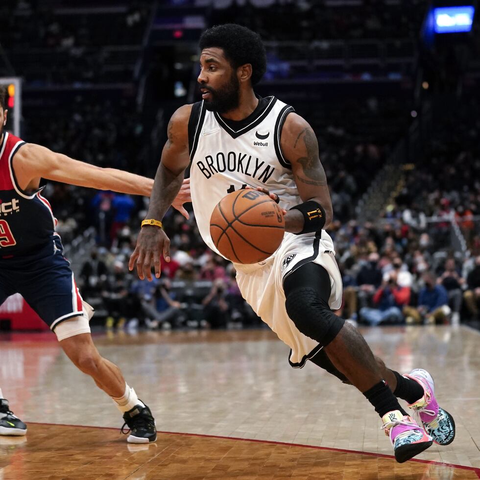 Kyrie Irving, de los Nets de Brooklyn, maneja el balón contra los Wizards.