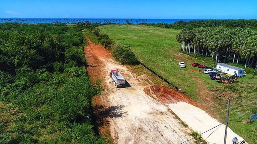 Foto publicada por el grupo "Salvemos a Playuela" del inicio de la construcción del acceso al proyecto Christopher Columbus Landing Resort. (Facebook.com / Salvemos a Playuela)