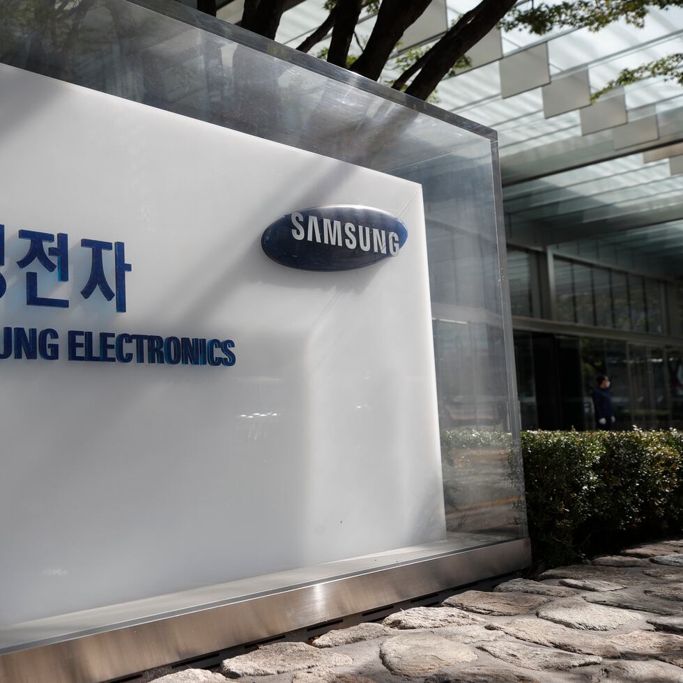 En esta imagen del 25 de octubre de 2020 se ve el logotipo de Samsung Electronics frente al edificio de Samsung Electronics Seocho en Seúl, Corea del Sur.