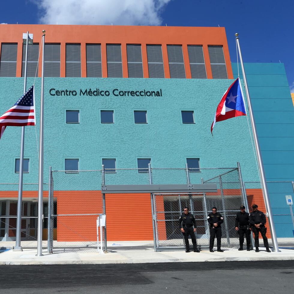 Jonathan Santiago Cortés y el otro confinado fueron enviados a recibir atención en el Centro Médico Correccional.