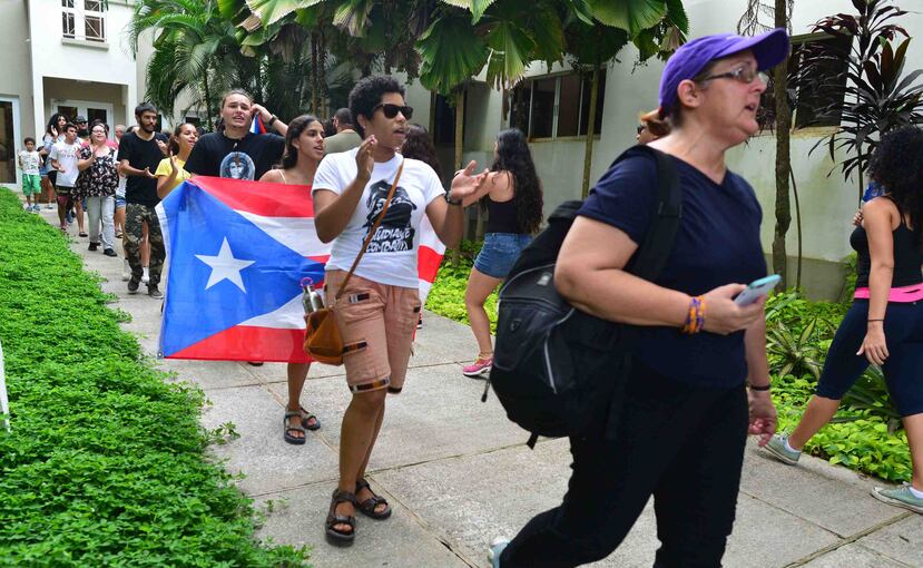 Estudiantes y otros representantes de la comunidad universitaria llegaron hasta la sede de la administración central para manifestarse en contra del plan fiscal que, dentro del edificio, aprobaba la Junta de Gobierno de la UPR.