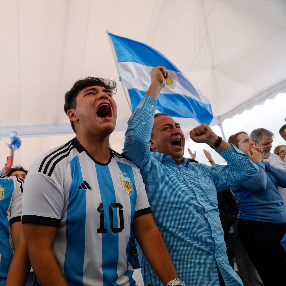 Argentinos residentes en Ecuador celebran el triunfo de Argentina.