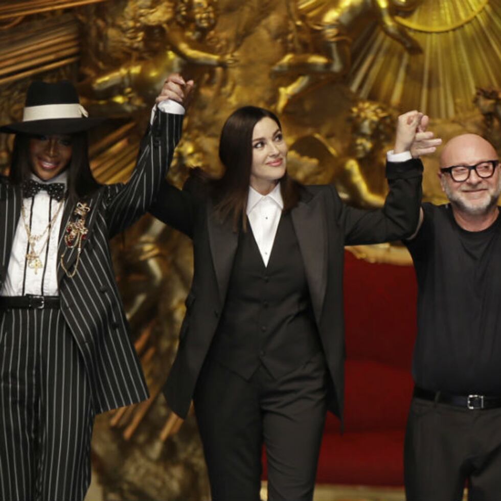Stefano Gabbana, Naomi Campbell, Mónica Bellucci y Domenico Dolce junto a otra modelo al final del desfile. (Foto: AP)