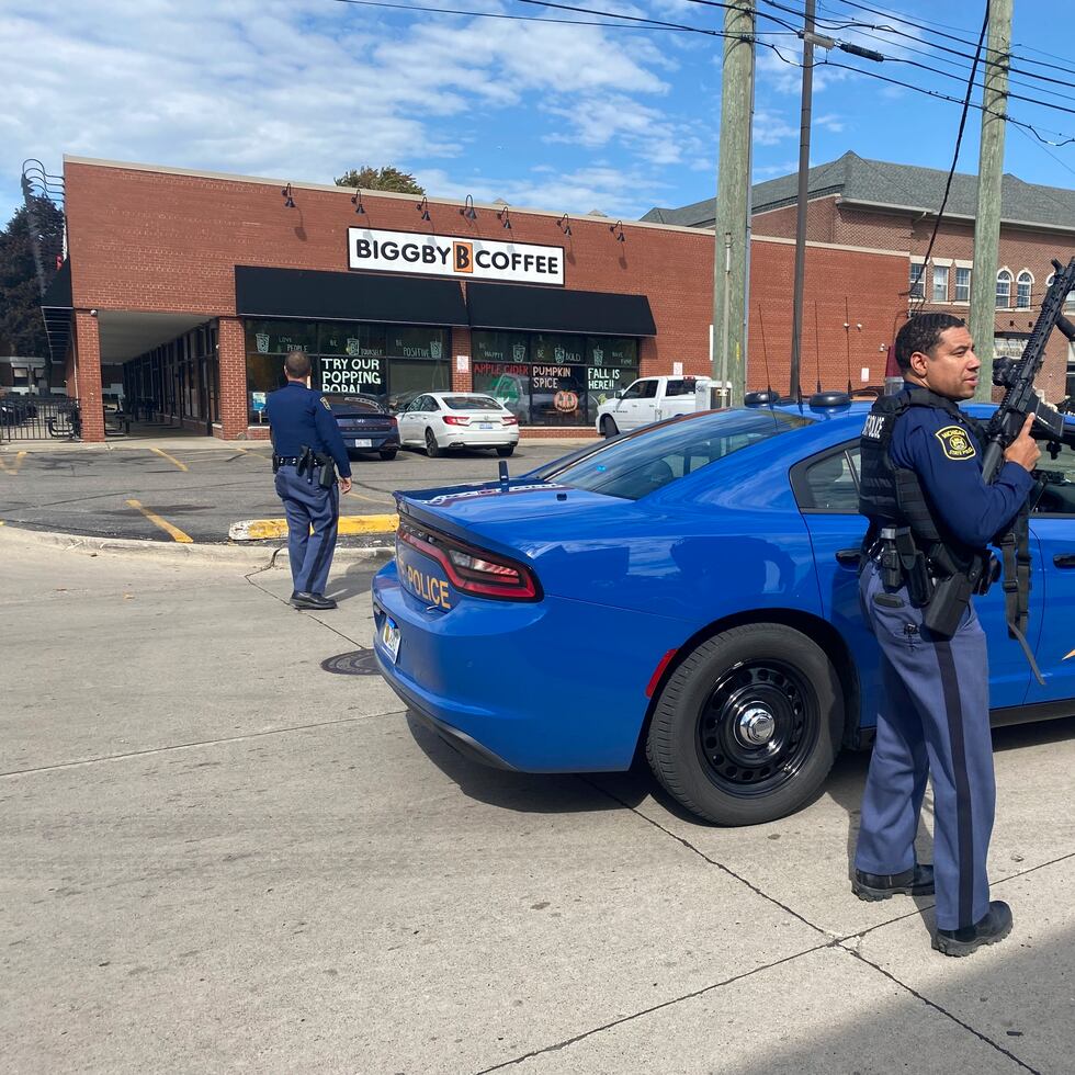 El personal policial trabaja en la escena de un tirador activo en Dearborn, Michigan.