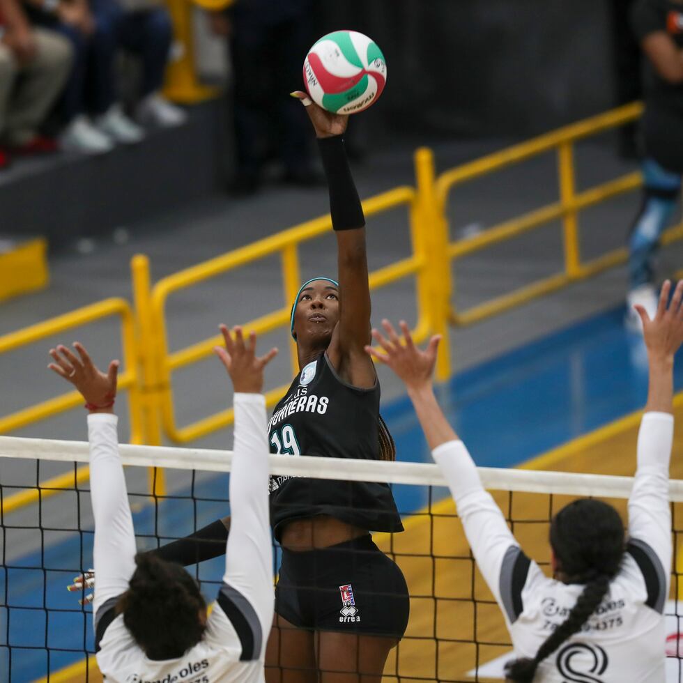 Destinee Hooker-Washington comenzó y jugó la temporada regular 2021 con las Sanjuaneras de la Capital pero justo antes del inicio de la serie final le informó al equipo que tenía un embarazo de alto riesgo, por lo que el apoderado esperaba que le aprobaran una jugadora sustituta.