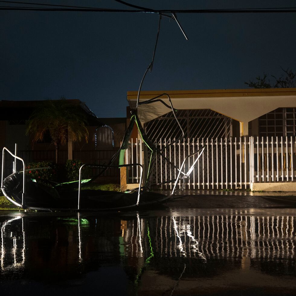 Un trampolín terminó anoche enganchado en una cablería eléctrica de la urbanización La Matilde de Ponce tras el paso del huracán Fiona.