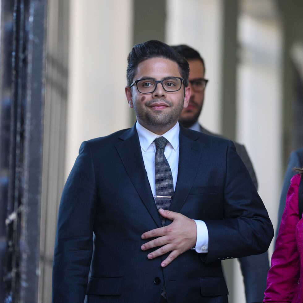 A la izquierda, el secretario de Hacienda, Francisco Parés, en el Tribunal federal.