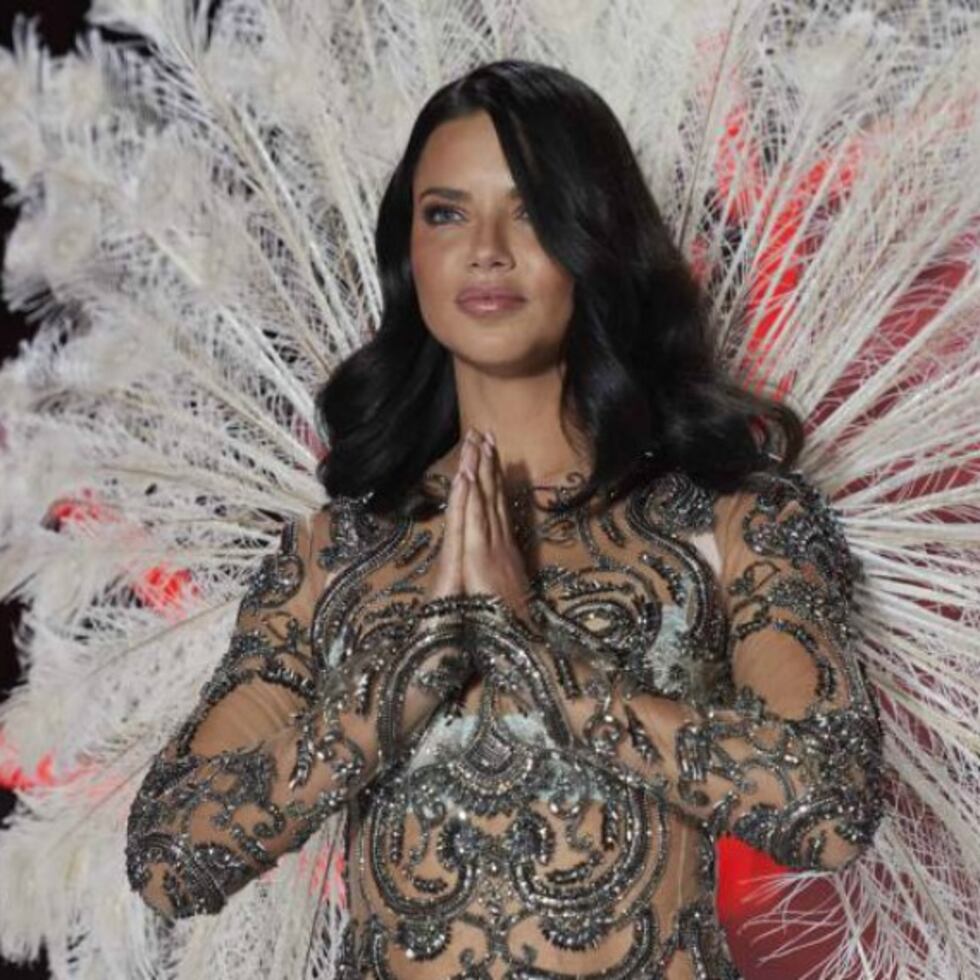 Una de las principales estrellas de la pasarela fue la brasileña Adriana Lima, que anunció que este año sería el último como "ángel" de Victoria's Secret.