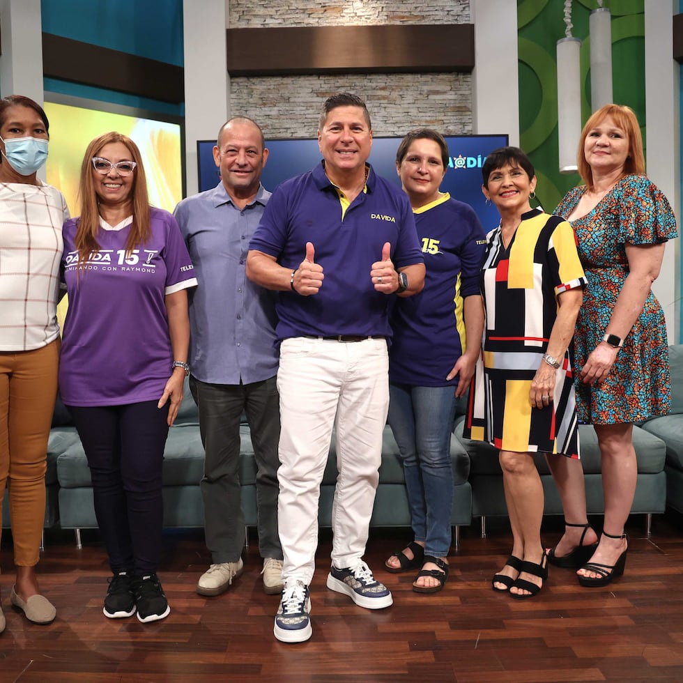 Raymond Arrieta junto a pacientes del Hospital Oncológico de Puerto Rico.