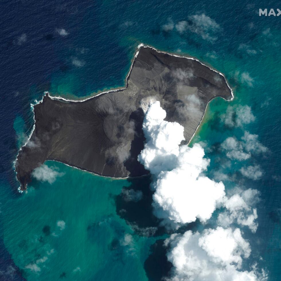 Imagen de satélite que muestra el volcán Hunga Tonga Hunga Ha’apai el 6 de enero de 2022, antes de la erupción.