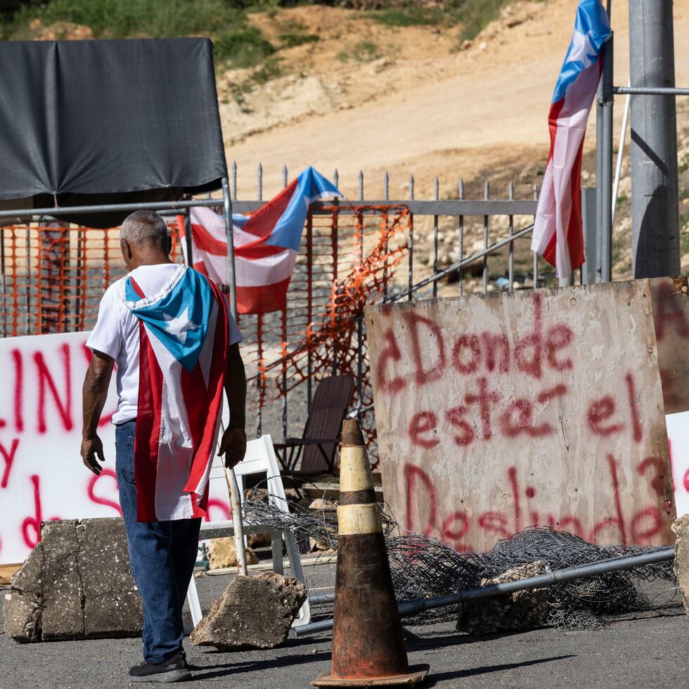 Los manifestantes fueron detenidos mientras protestaban contra la construcción ilegal de una estructura sobre la Cueva Las Golondrinas en Aguadilla.