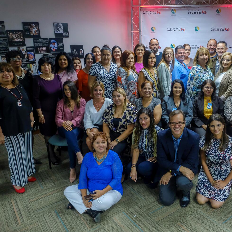 Parte del grupo de directores y maestros y personal de GFR Media, en  la actividad de El Nuevo Día Educador, en Ponce.