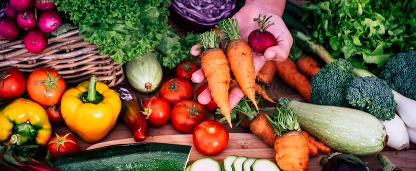 Comer cinco raciones diarias de fruta y verdura es una de las pautas para prevenir el desarrollo del cáncer. (Shutterstock)