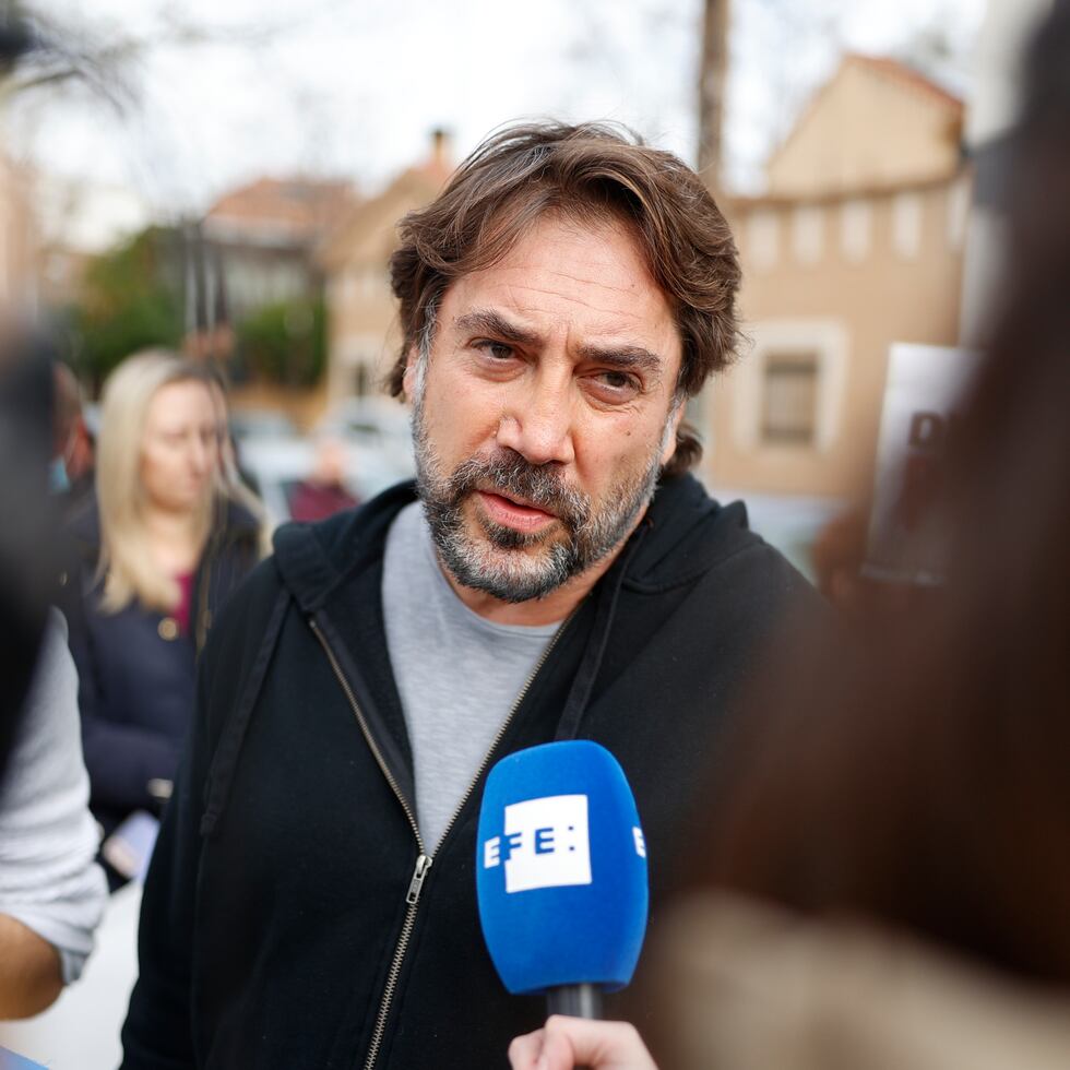 MADRID, 24/02/2022.- El actor Javier Bardem atiende a la prensa durante la protesta llevada a cabo este jueves a las puertas de la embajada de Rusia en España, sita en Madrid, tras el comienzo de la operación militar rusa en Ucrania. Rusia ha lanzado en la madrugada de este jueves una operación militar a gran escala contra Ucrania, según dijo, para defender a las personas "de abusos" y del genocidio" del Gobierno ucraniano, una acción que ha suscitado ya la condena internacional. EFE/ Rodrigo Jimenez
