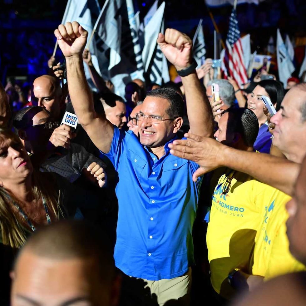 El gobernador Pedro Pierluisi llega a la Asamblea General del Partido Nuevo Progresista y celebra con los presentes.