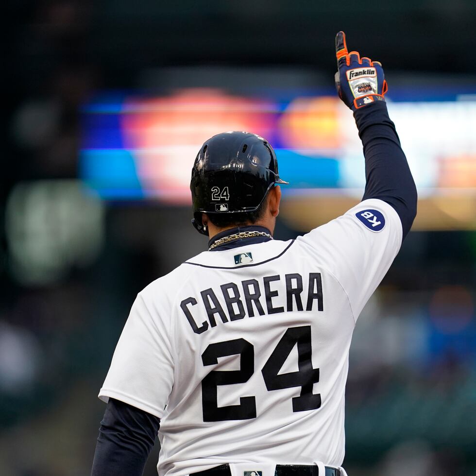El venezolano de los Tigers de Detroit, Miguel Cabrera, celebra después de pegar un sencillo en la cuarta entrada del partido ante los Yankees de Nueva York.