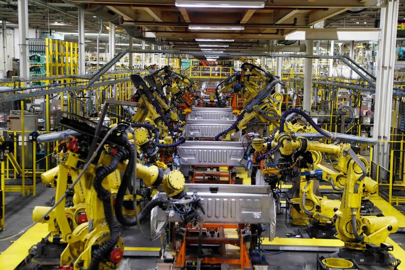 Brazos robot soldando plataformas de camionetas Ford F-150 en la línea de ensamblaje en la fábrica Ford Rouge en Dearborn, Michigan. (AP Foto/Carlos Osorio, Archivo)