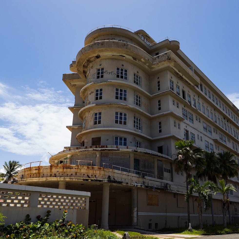 San Juan , Puerto Rico, Agosto 28 , 2022 - END - FOTOS para ilustrar una historia sobre el edificio del antiguo Normandie para ver el progreso en los trabajos de limpieza en medio de la pugna sobre los terrenos de El Escambrón. EN LA FOTO una vista del interior del edificio . 
FOTO POR:  tonito.zayas@gfrmedia.com
Ramon " Tonito " Zayas / GFR Media
