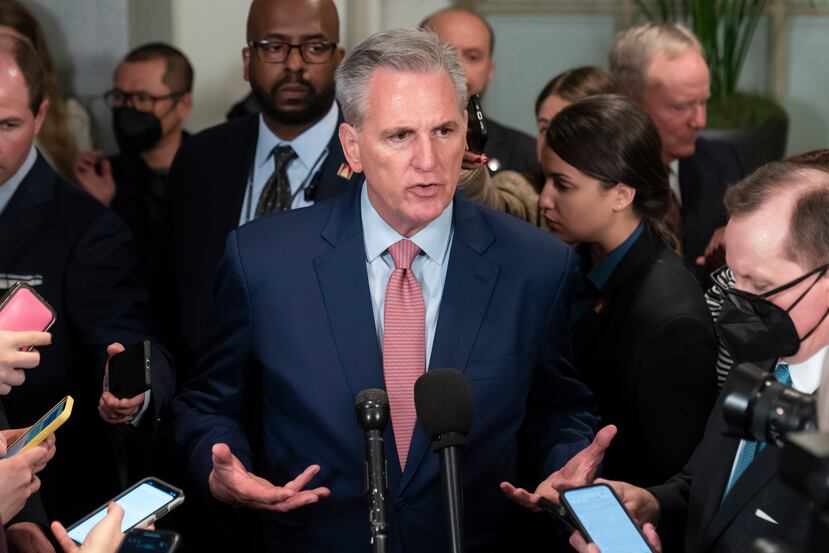 Kevin McCarthy atiende a la prensa después de una reunión a puertas cerradas.