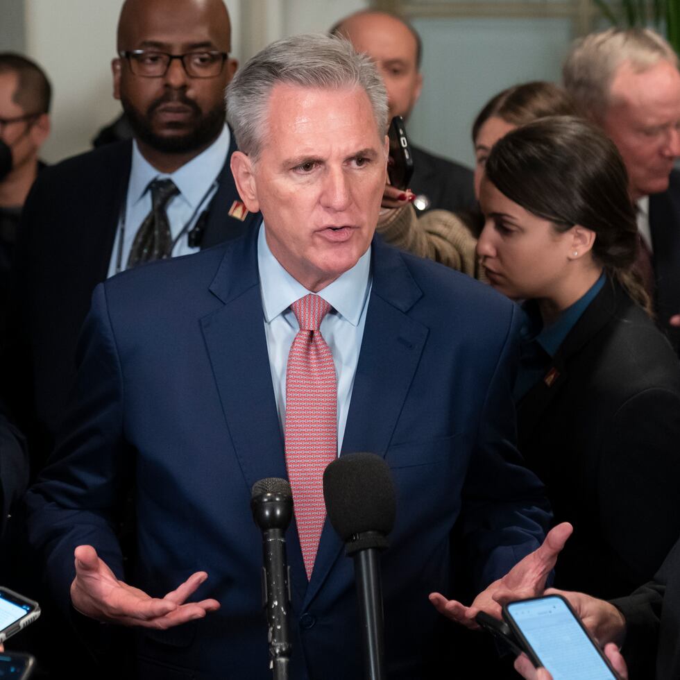 Kevin McCarthy atiende a la prensa después de una reunión a puertas cerradas.