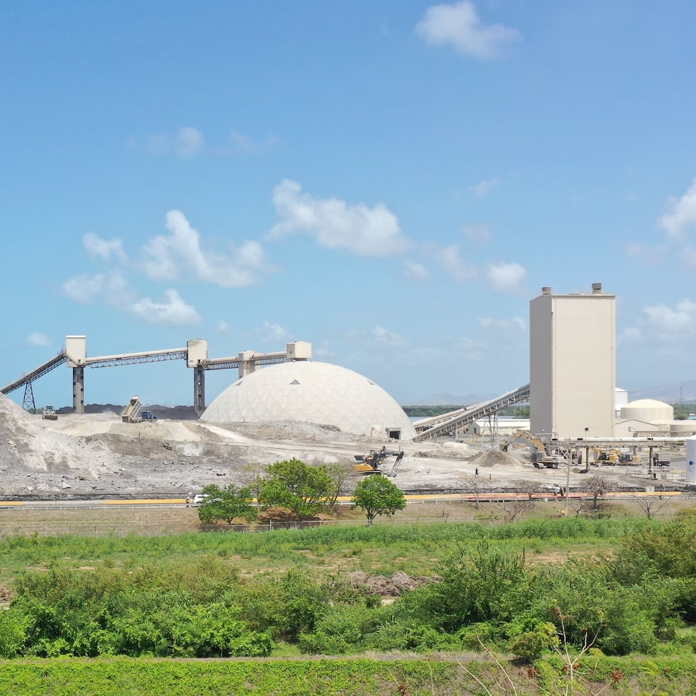 SeaOne Puerto Rico propone usar el puerto de AES (en la foto) para su terminal de gas natural. Pero un portavoz de AES dijo que nunca han oído hablar de esa empresa.