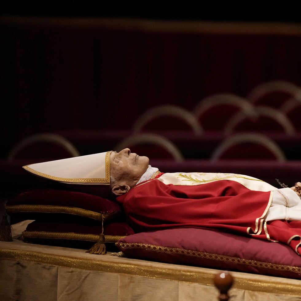 La capilla ardiente de papa Benedicto XVI.