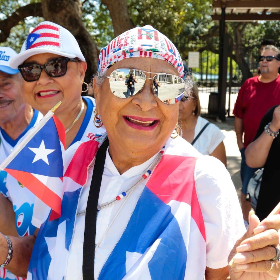 La diáspora boricua en la ciudad de Orlando, Florida, celebró hoy sábado, 22 de abril de 2023, el tradicional Desfile Puertorriqueño, y una de las participantes fue Alejandrina Colon (en primer plano).