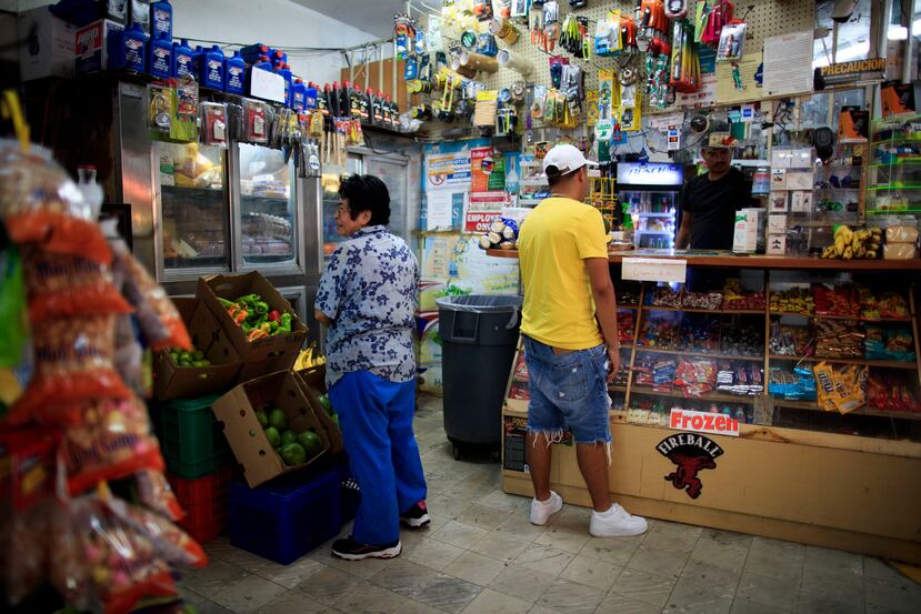 San Juan, Puerto Rico, Marzo 29, 2020 - MCD - FOTOS para ilustrar una historia relacionada al décimo cuarto día del toque de queda como medida de minimizar la propagación del Coronavirus (COVID-19). EN LA FOTO clientes en el colmado Mi Gente (en la calle Guayama) el cual se ha visto afectado por el poco flujo de gente en el negocio debido a la pandemia.
FOTO POR:  tonito.zayas@gfrmedia.com
Ramon " Tonito " Zayas / GFR Media