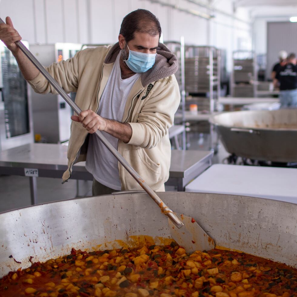 El chef puertorriqueño José Enrique Montes dejó su restaurante, en Condado, a cargo de su hermana para trasladarse hasta Polonia y colaborar con la fundación World Central Kitchen, del chef José Andrés.