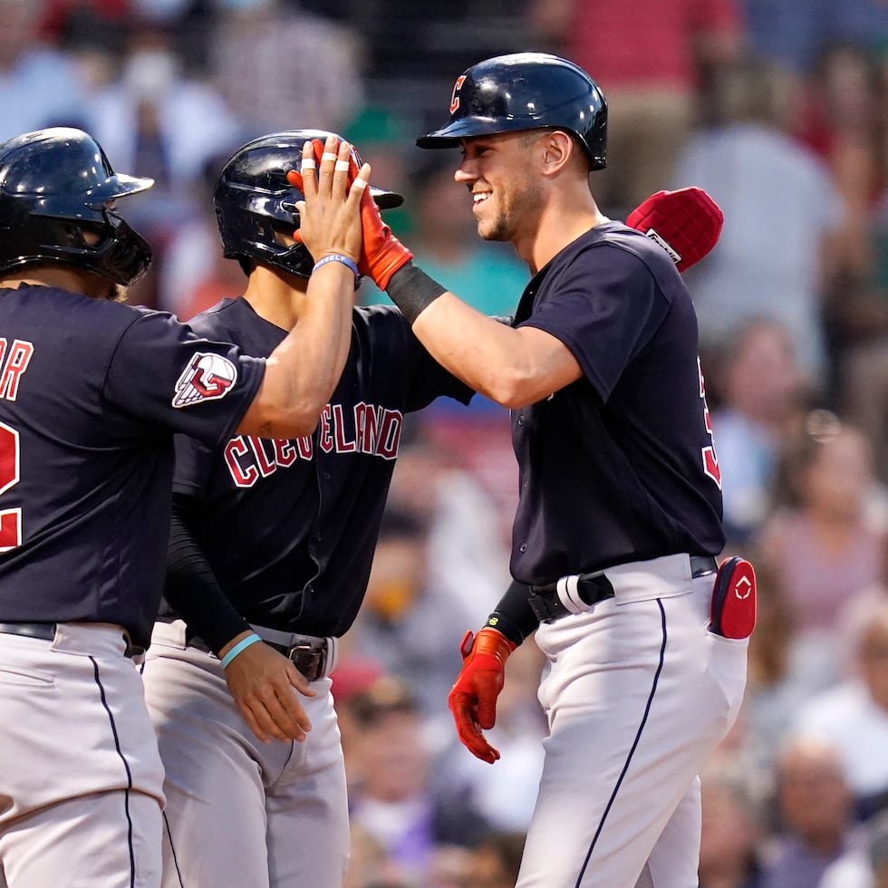 Nolan Jones (derecha), novato de los Guardians de Cleveland, es felicitado por compañeros luego de conectar un jonrón de tres carreras en la tercera entrada ante los Red Sox de Boston.