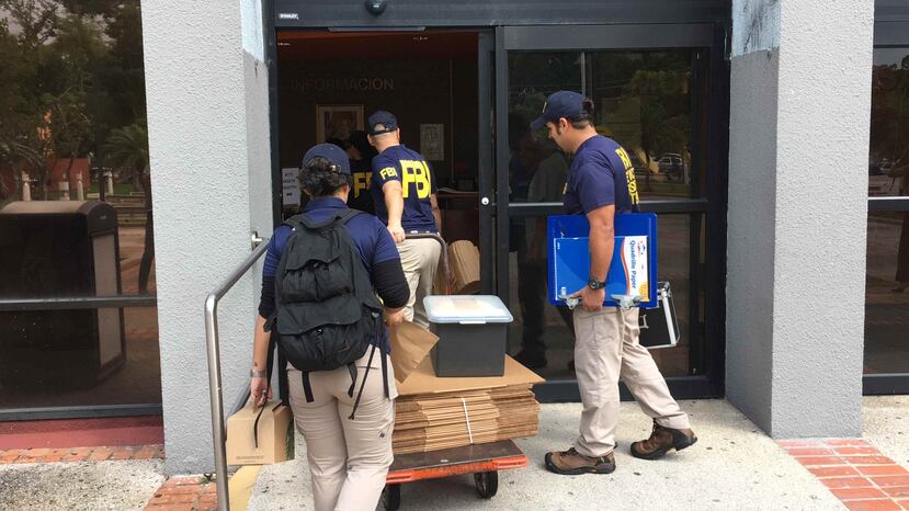 Agentes del Negociado Federal de Investigaciones (FBI, en inglés) llegan a la Torre Municipal de San Juan.