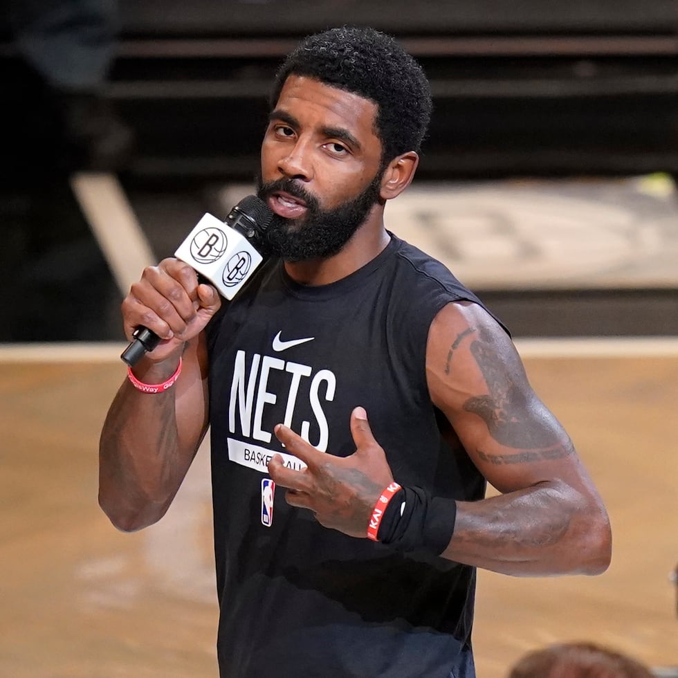 Kyrie Irving, de los Nets de Brooklyn, habla antes del partido del miércoles, ante los Pelicans de Nueva Orleans.