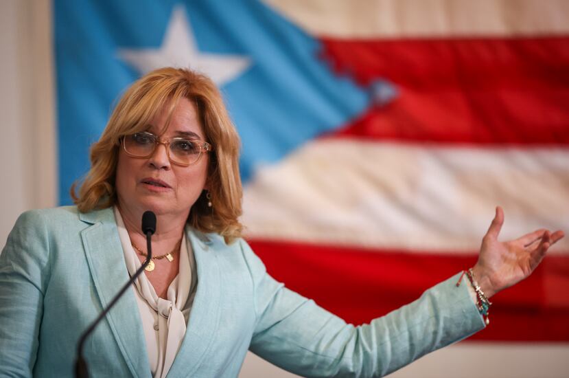 Carmen Yulín Cruz durante la conferencia que ofreció en el Ateneo Puertorriqueño para anunciar que se desafiliaba del Partido Popular Democrático.