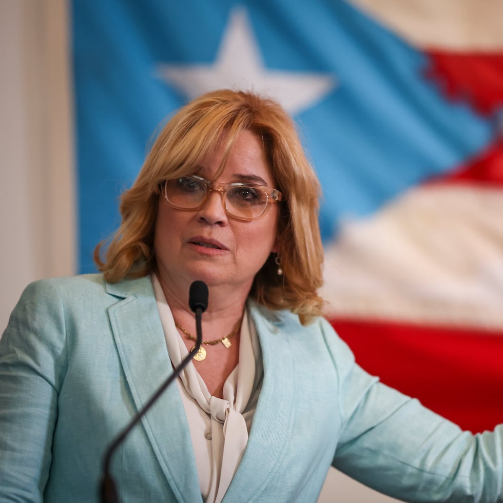 Carmen Yulín Cruz durante la conferencia que ofreció en el Ateneo Puertorriqueño para anunciar que se desafiliaba del Partido Popular Democrático.
