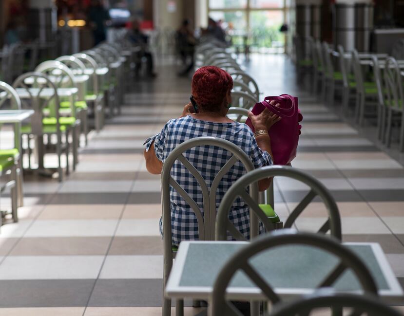 En el Food Court de San Patricio Plaza, en Guaynabo se mantiene el distanciamiento y pocas personas por mesa.