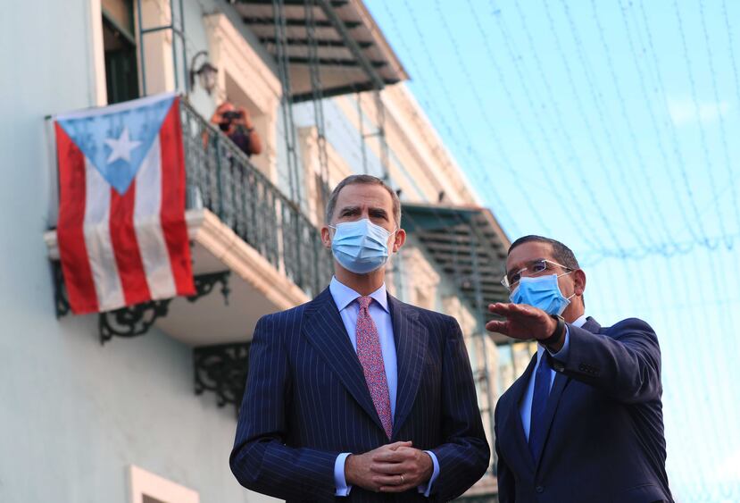 El rey Felipe VI desde la calle Fortaleza junto al gobernador Pedro Pierluisi.