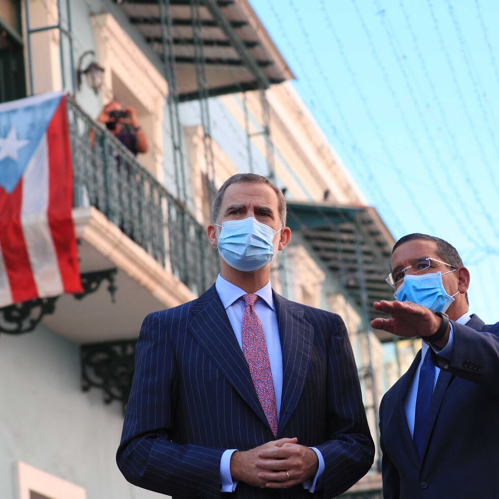 El rey Felipe VI desde la calle Fortaleza junto al gobernador Pedro Pierluisi.