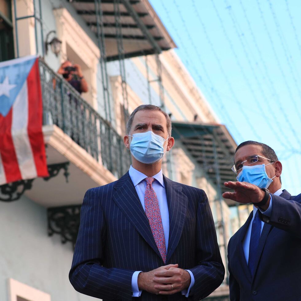 El rey Felipe VI desde la calle Fortaleza junto al gobernador Pedro Pierluisi.