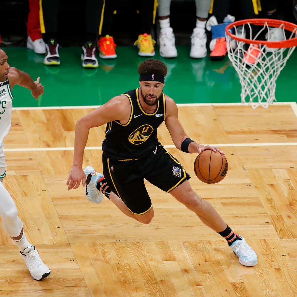 Klay Thompson, de los Warriors de Golden State, avanza a la cesta frente al dominicano Al Horford, de los Celtics de Boston, en el tercer juego de las Finales de la NBA.