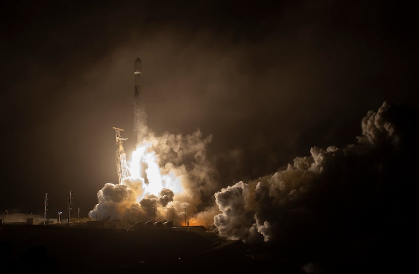 El cohete SpaceX Falcon 9 despega con la Doble Prueba de Redirección de Asteroide (DART), nave espacial a bordo, el martes 23 de noviembre de 2021, desde el Complejo de Lanzamiento Espacial 4E en la Base de la Fuerza Espacial Vandenberg en California.