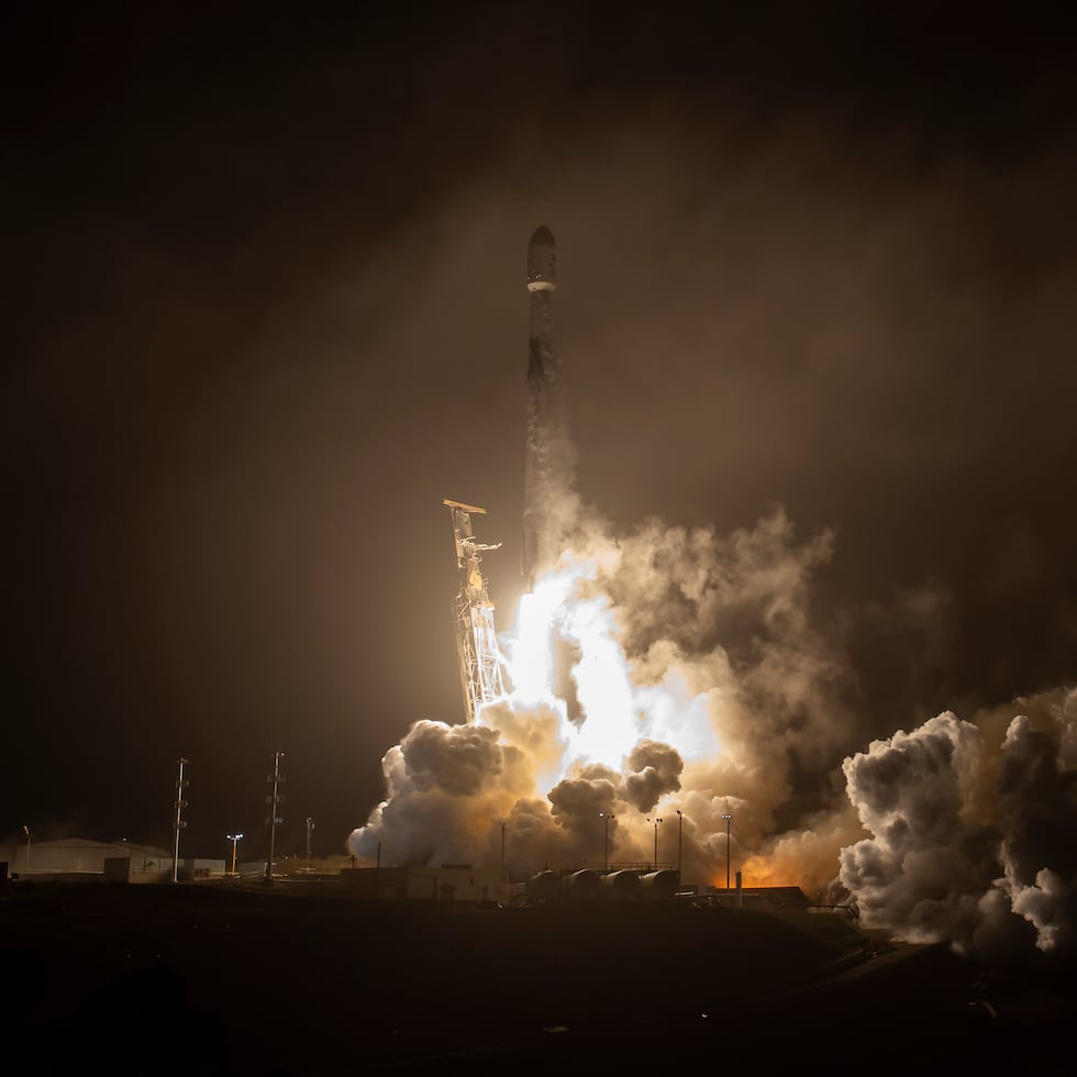 El cohete SpaceX Falcon 9 despega con la Doble Prueba de Redirección de Asteroide (DART), nave espacial a bordo, el martes 23 de noviembre de 2021, desde el Complejo de Lanzamiento Espacial 4E en la Base de la Fuerza Espacial Vandenberg en California.