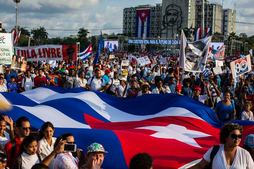El Día Internacional de los Trabajadores es una de las fechas más importantes en Cuba y anualmente casi un millón de personas desfilan al amanecer en la Plaza de la Revolución de La Habana. (Archivo / AP)