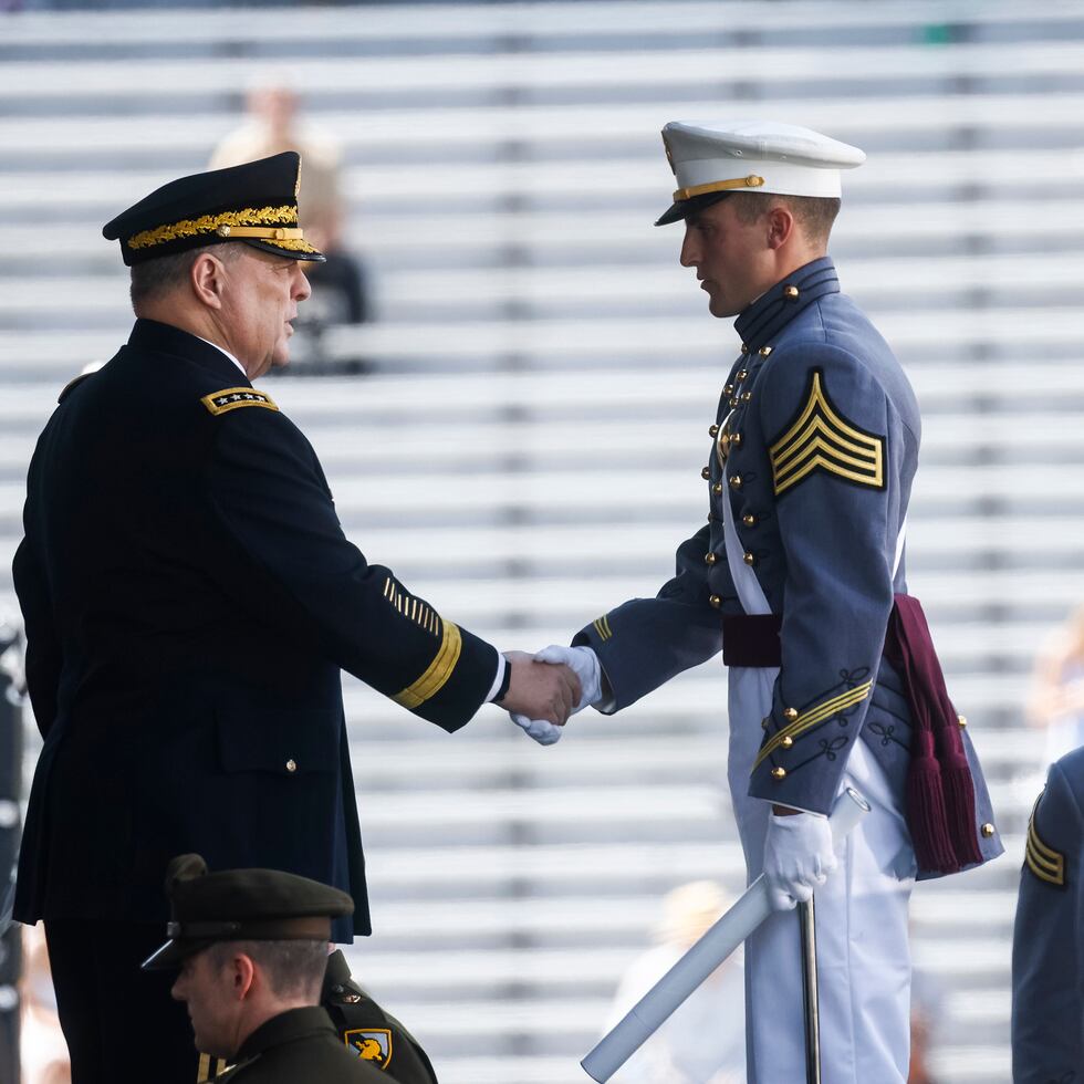 El general Mark Milley (izq.), jefe del Estado Mayor Conjunto de las Fuerzas Armadas, felicita a un cadete que se graduó de la academia militar West Point.