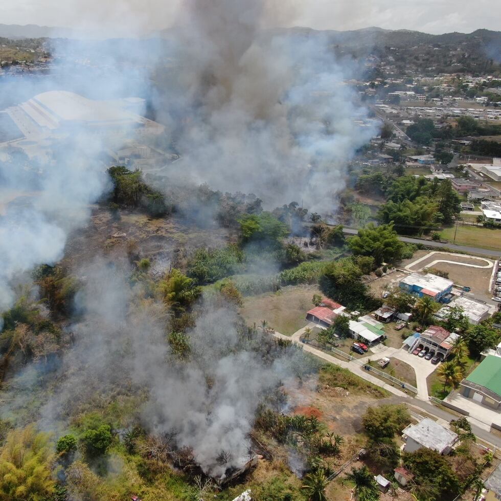 Fuego cerca de la carretera #1 en Cayey.