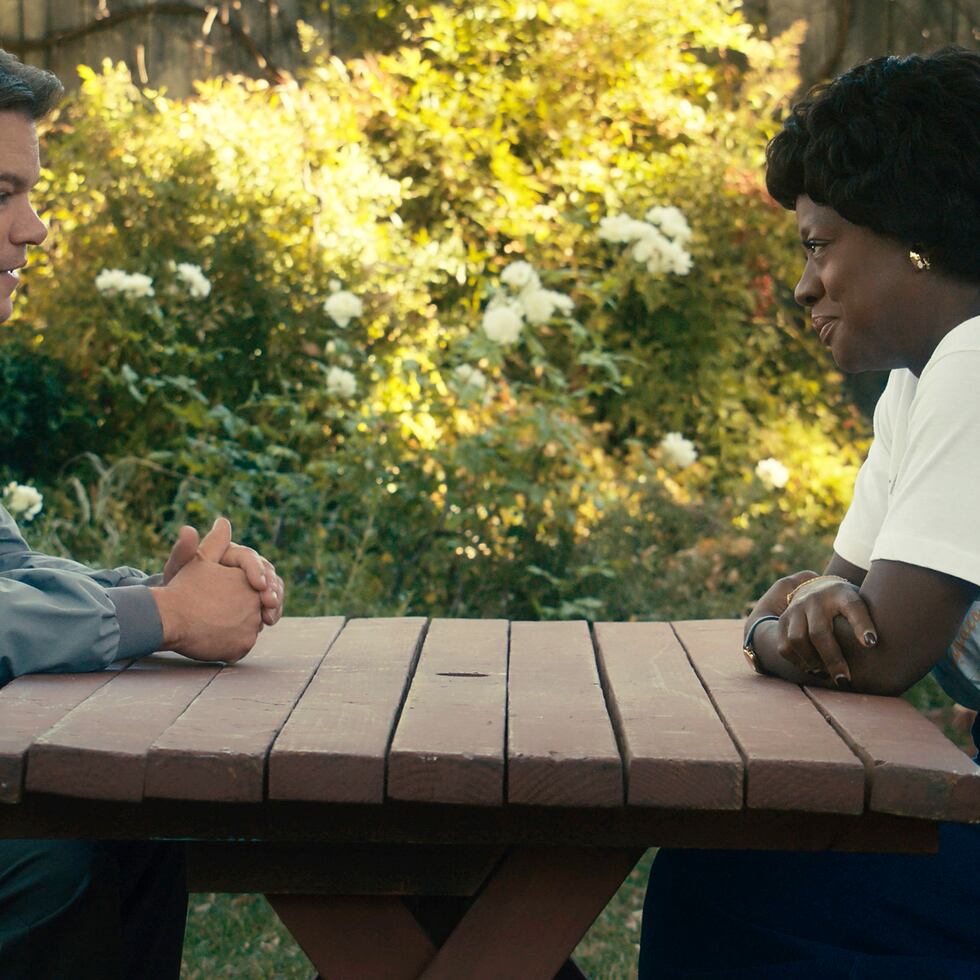 Matt Damon como Sonny Vaccaro (izquierda) y Viola Davis como Deloris Jordan en una escena de "Air".