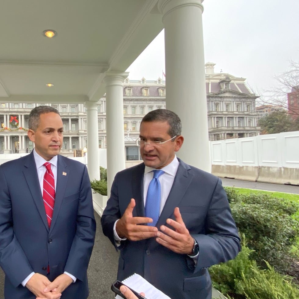 (i-d) La directora de la Oficina de Asuntos Intergubernamentales de la Casa Blanca, Julie Chávez Rodríguez; el subsecretario de Comercio federal, Don Graves, y el gobernador de Puerto Rico, Pedro Pierluisi, participan en una reunión hoy, en la Casa Blanca en Washington (EEUU). EFE/ Beatriz Pascual
